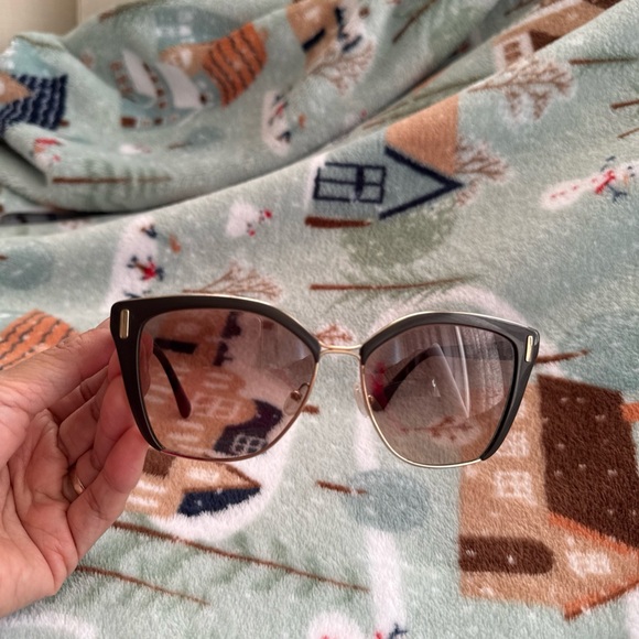 Prada sunglasses. - Picture 3 of 12